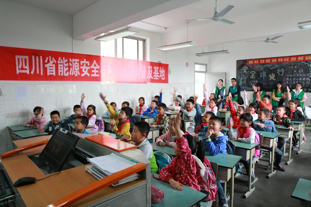 同學們積極回答問題