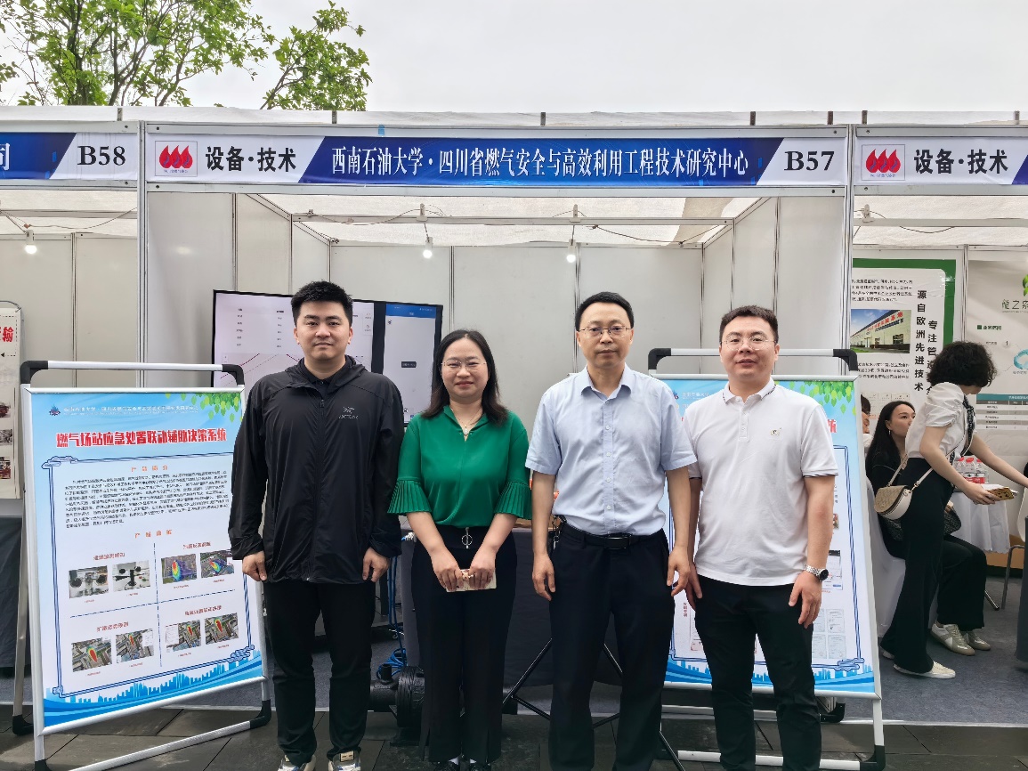 男人們站在一起合影的一群人中度可信度描述已自動生成