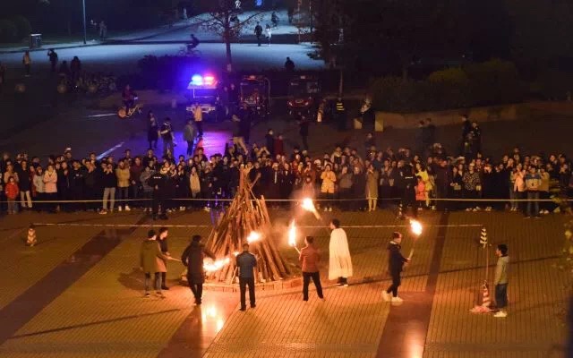 嘉賓與同學共同點燃篝火