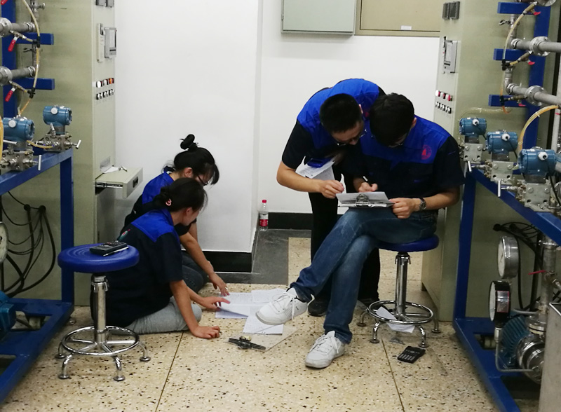 我院學生在實驗競賽中