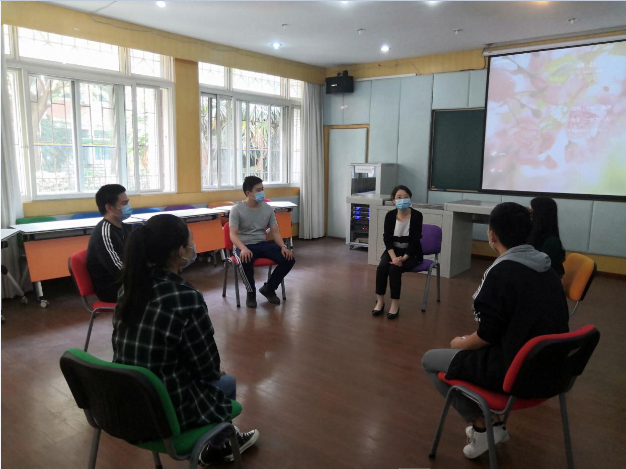 心理危機預(yù)后學(xué)生進行團體咨詢.jpg 心理危機預(yù)后學(xué)生進行團體咨詢.jpg