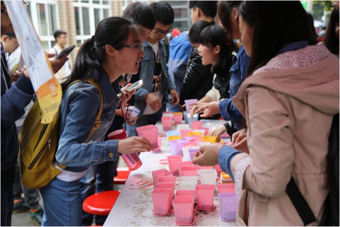 同學們領取綠植
同學們領取綠植
同學們領取綠植