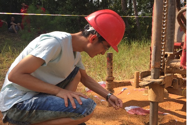 實踐隊隊員進行動態井深選取