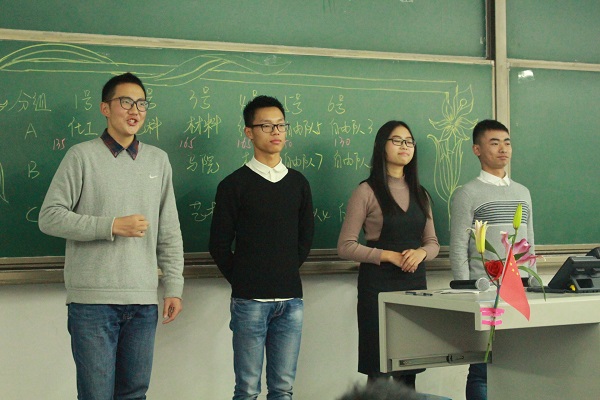 表演“三句半”