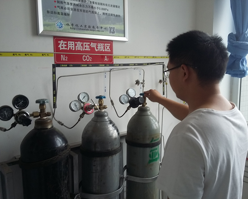 實驗中心人員檢查逸夫樓高壓氣瓶存放情況