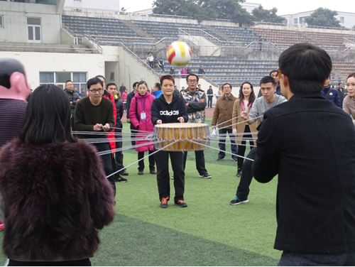 圖1:教師代表參加同心鼓比賽