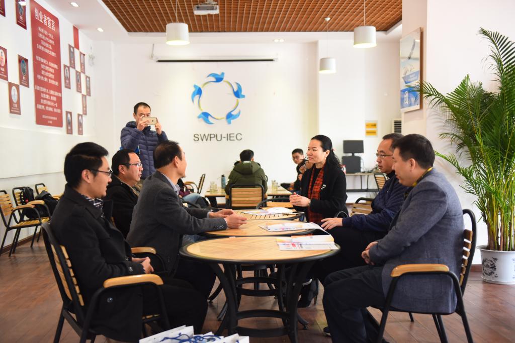 在大學生創新創業實踐基地交流情景