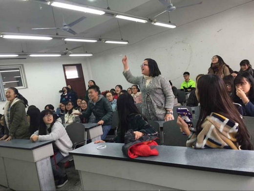 積極搶答的同學們