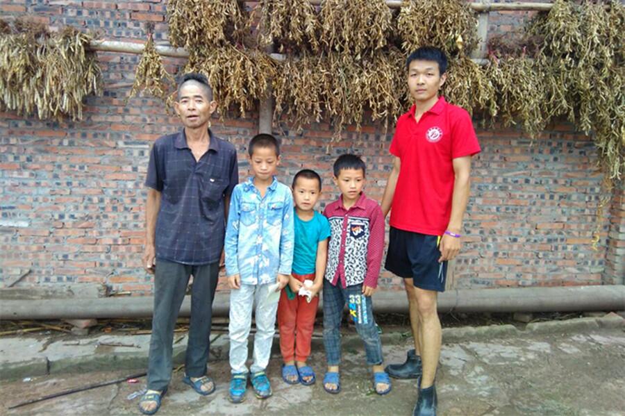 圖二 隊長與老人及孩子合影