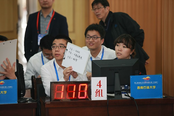 我校代表隊在搶答環節中