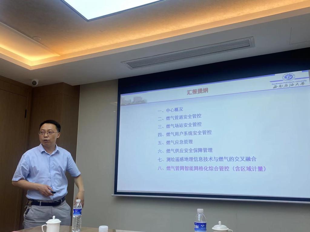 桌子上有男人的照片上寫著字中度可信度描述已自動生成