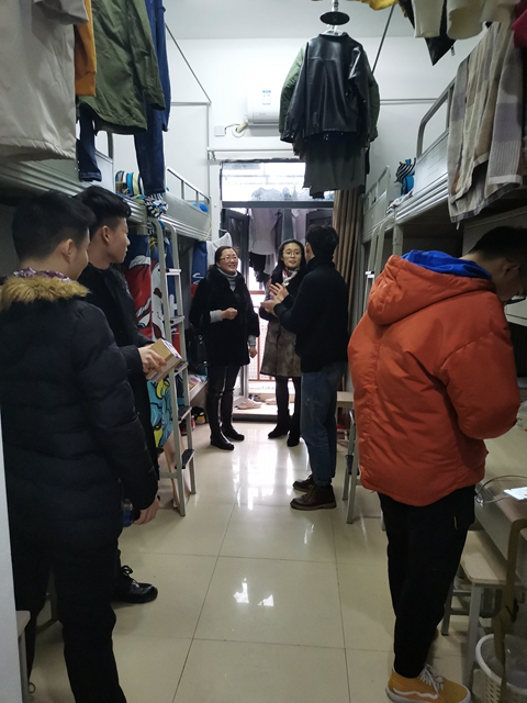 參觀雙創(chuàng)中心學(xué)生公寓宿舍場(chǎng)景.jpg 參觀雙創(chuàng)中心學(xué)生公寓宿舍場(chǎng)景.jpg