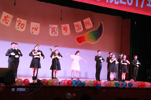 手影舞、手語表演《我們都一樣》