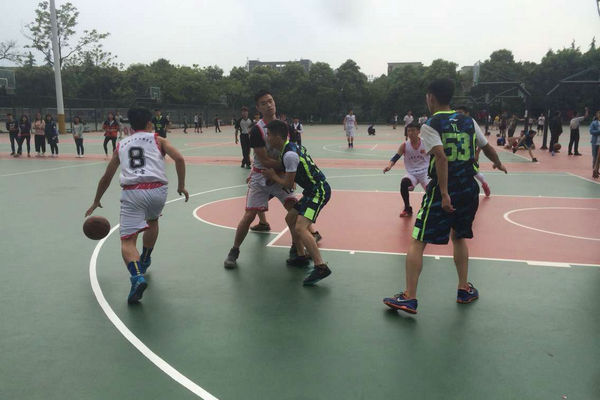 賽場上激烈的對(duì)抗