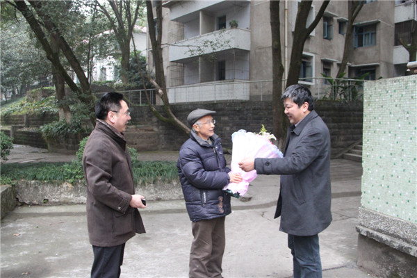 慰問老教師李榮韓