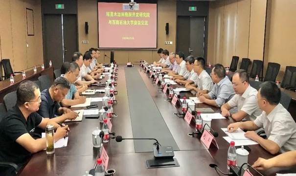 會議室里的人們描述已自動生成