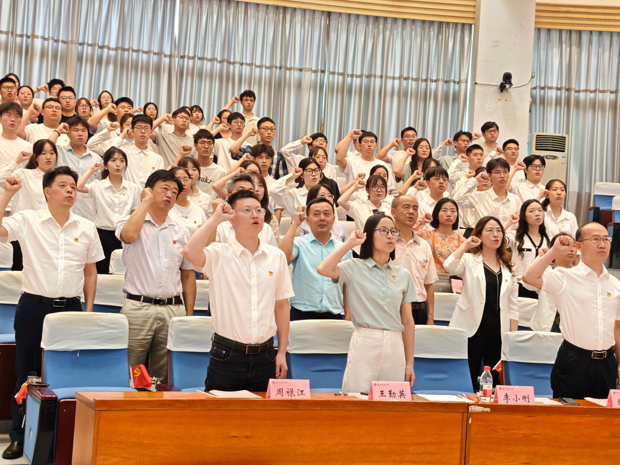 一群人站在臺上AI 生成的內(nèi)容可能不正確。