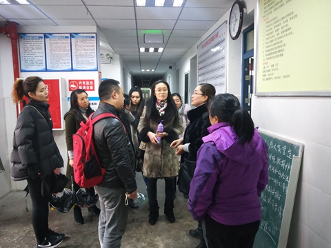 參觀學(xué)生公寓一號(hào)樓場(chǎng)景.jpg 參觀學(xué)生公寓一號(hào)樓場(chǎng)景.jpg