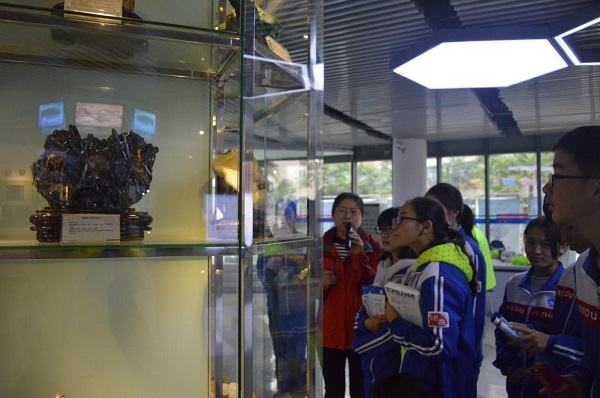 朱老師為同學們講解展示在大廳的礦物標本