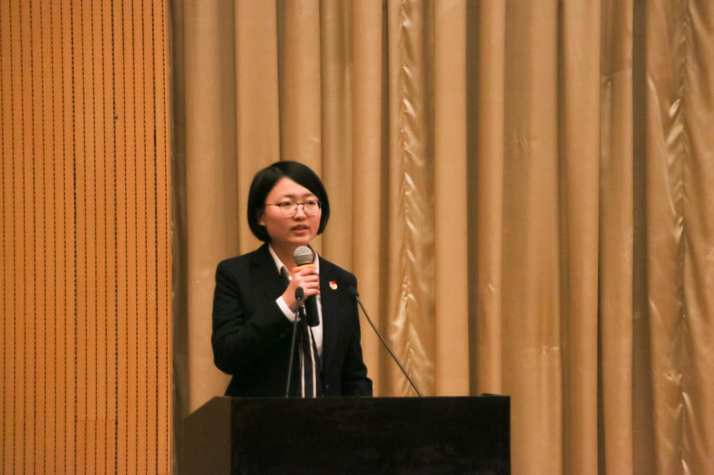 國賽一等獎作品負責人王萍萍同學展演作品——“灶化”——綠巨人紅外線催化燃氣灶