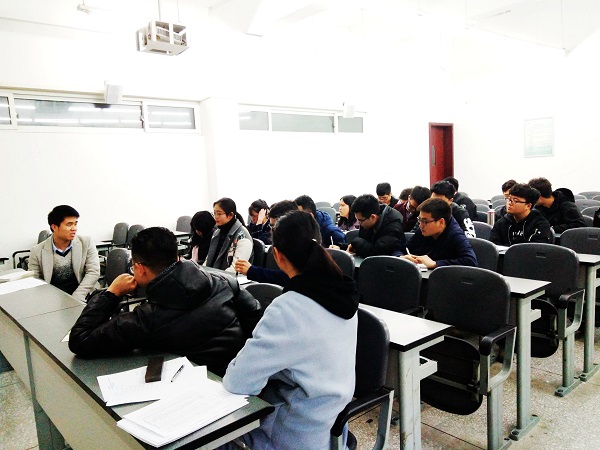 支部成員討論支部學(xué)期活動(dòng)