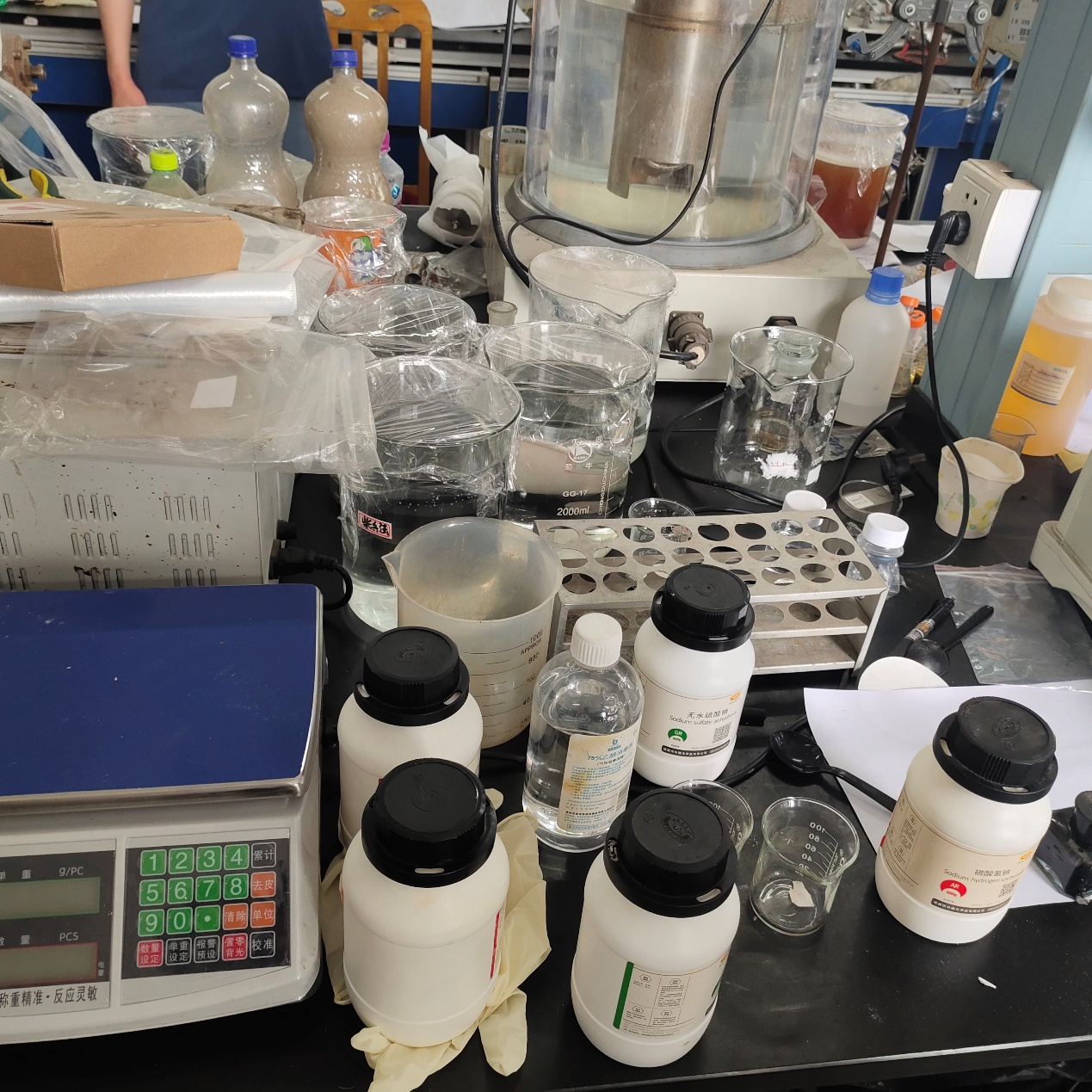 說明: 桌子上放著許多瓶子描述已自動(dòng)生成 說明: 桌子上放著許多瓶子描述已自動(dòng)生成