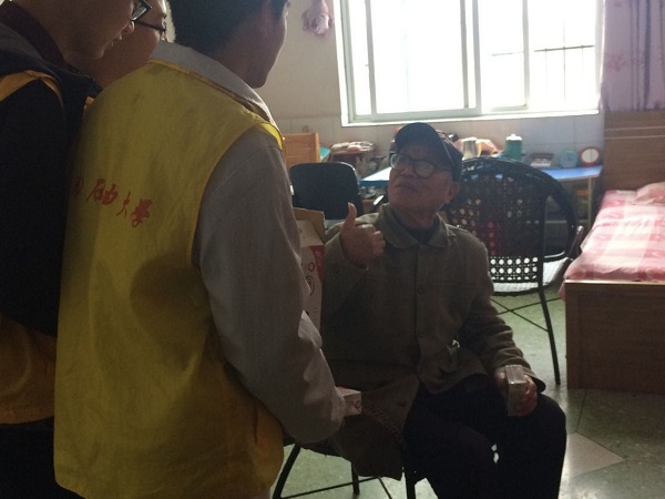 老人對志愿者表示稱贊