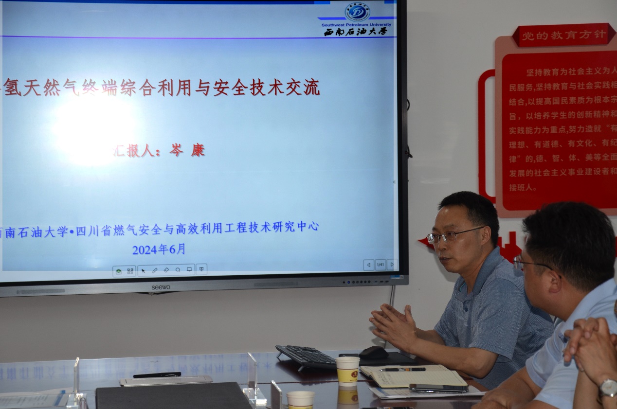 電腦前的人們低可信度描述已自動(dòng)生成