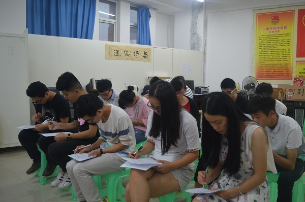 緊張的筆試現場