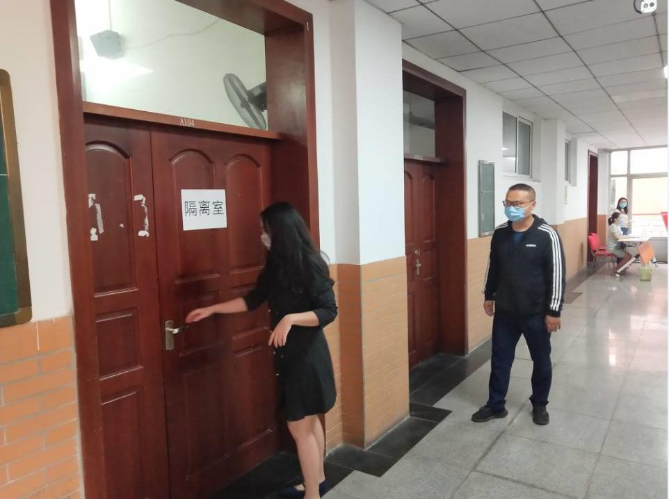 體溫異常學(xué)生進入隔離室留觀.jpg 體溫異常學(xué)生進入隔離室留觀.jpg