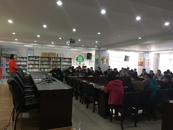 朱老師講解實習區地質概況等知識