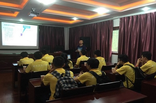 李校長正在給隊員們進(jìn)行PPT演示介紹