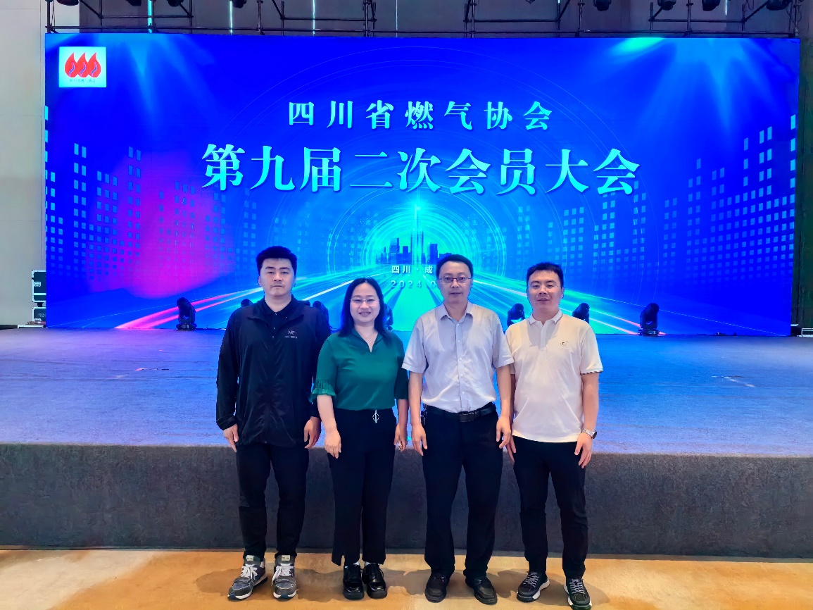 一群男人和女人站在舞臺前中度可信度描述已自動生成