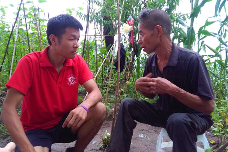 圖一 隊長與老人交談