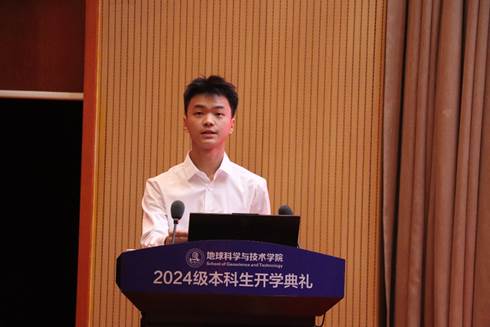 人的照片上寫著字描述已自動生成 人的照片上寫著字描述已自動生成