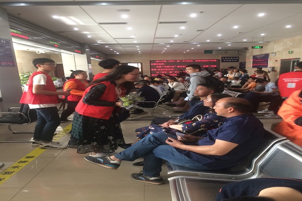 志愿者慰問群眾