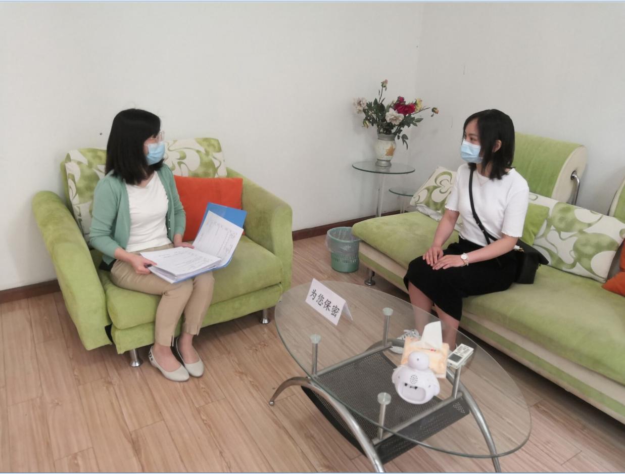 咨詢學(xué)生進行咨詢.jpg 咨詢學(xué)生進行咨詢.jpg