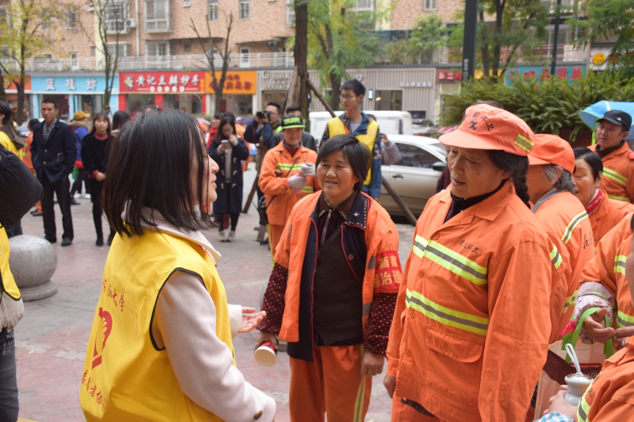 志愿者們耐心向環(huán)衛(wèi)工人講解活動(dòng)