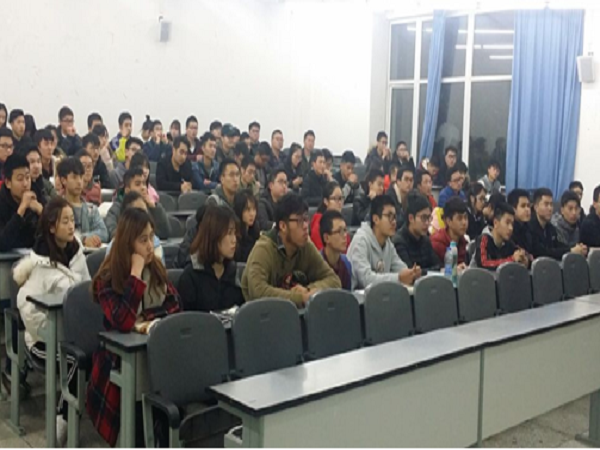 圖2:裁判員們認真聽取相關內容