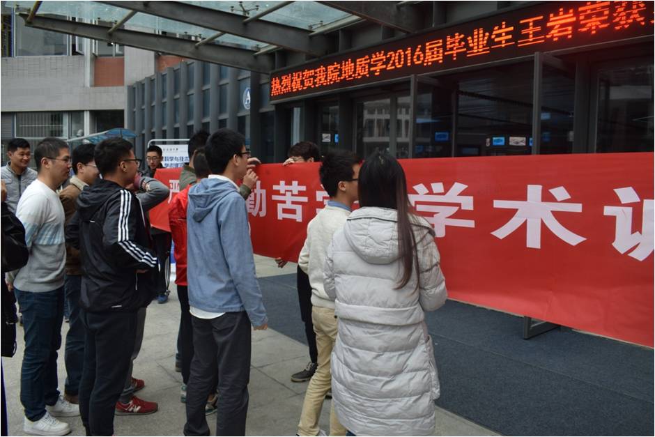 同學們積極參加簽名活動