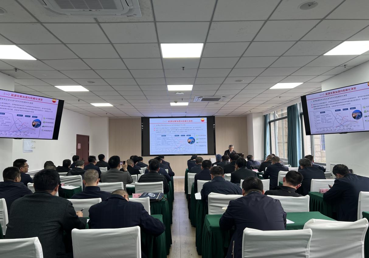 中石油發展計劃部副總經濟師朱興珊為學員授課 中石油發展計劃部副總經濟師朱興珊為學員授課