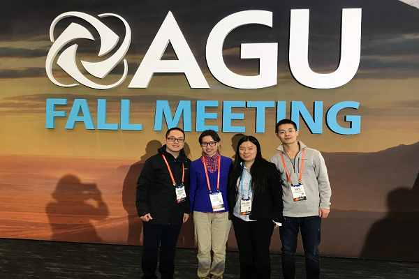 圖1 我院博士生陳強(qiáng)與石工院參會(huì)教師合影