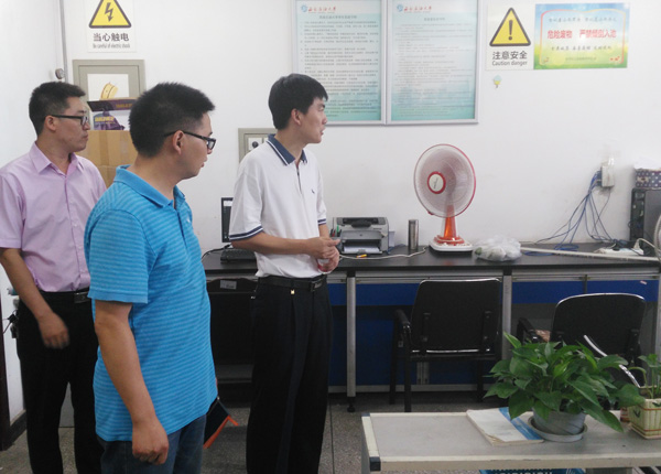 學院分管實驗室院長經常進行實驗室安全檢查