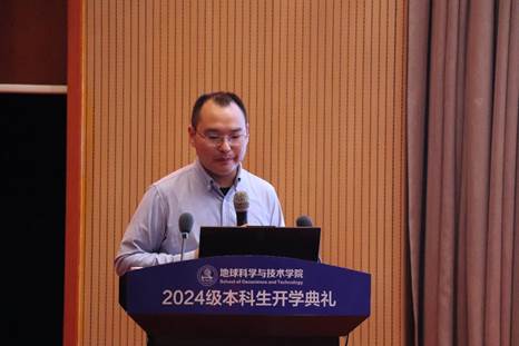 圖片包含 窗簾, 前, 男人, 站描述已自動生成 圖片包含 窗簾, 前, 男人, 站描述已自動生成