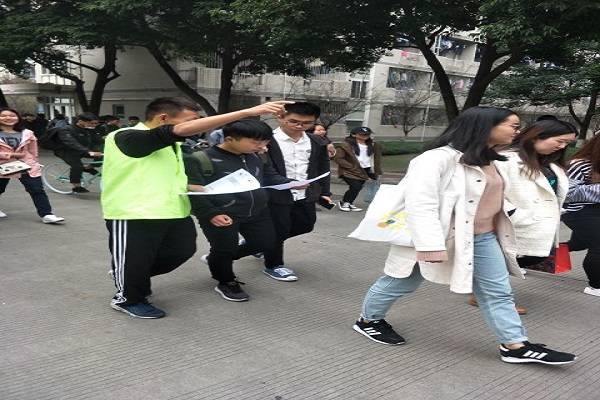 心協(xié)成員在為同學(xué)們介紹