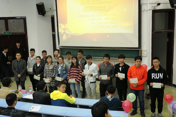 歐陽老師為獲獎同學頒獎