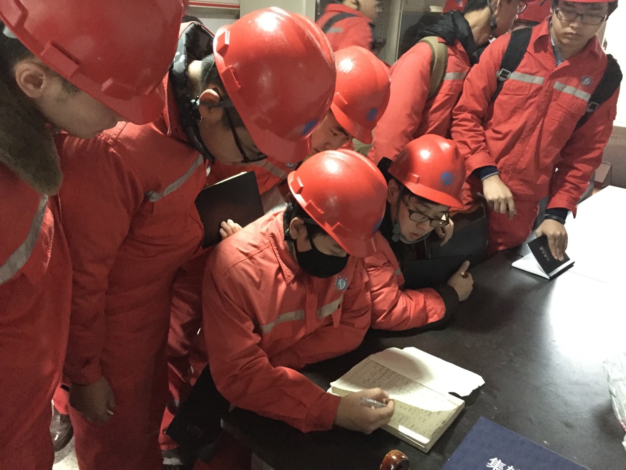 圖二:同學們在井場師傅的帶領下學習井史