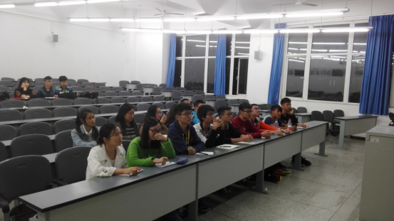 小石頭全體委員專心聽講