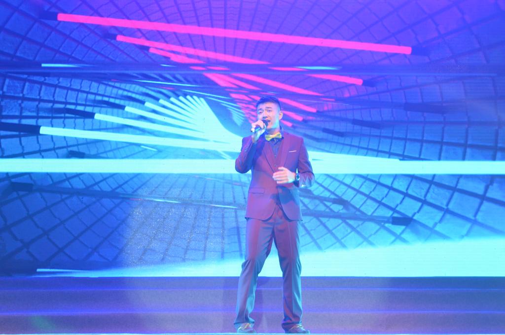 張城瑞演唱《the chrismas kiss》