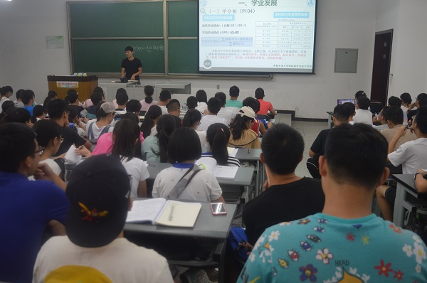 學長為大家講解校紀校規